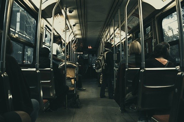 chica en el autobú